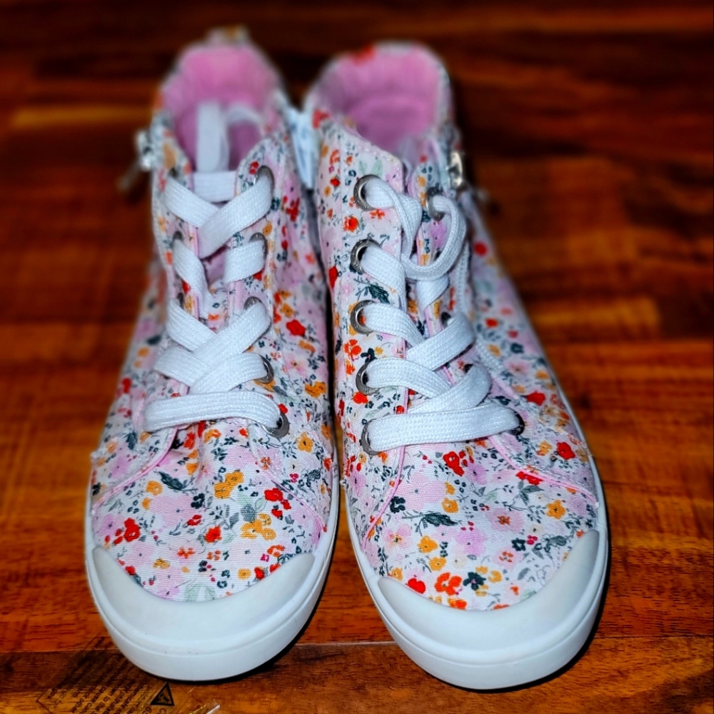 Kids Shoes, size 4